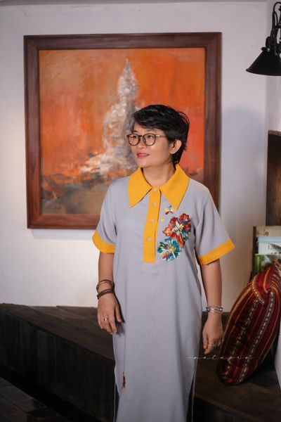  Đầm suông phối màu thêu tay Hoa Natusen - Xám Vàng 