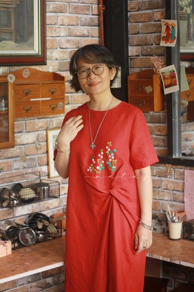  Đầm xoắn eo đỏ thêu Hồng Mai 