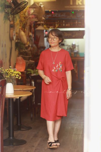  Đầm xoắn eo đỏ thêu Hồng Mai 