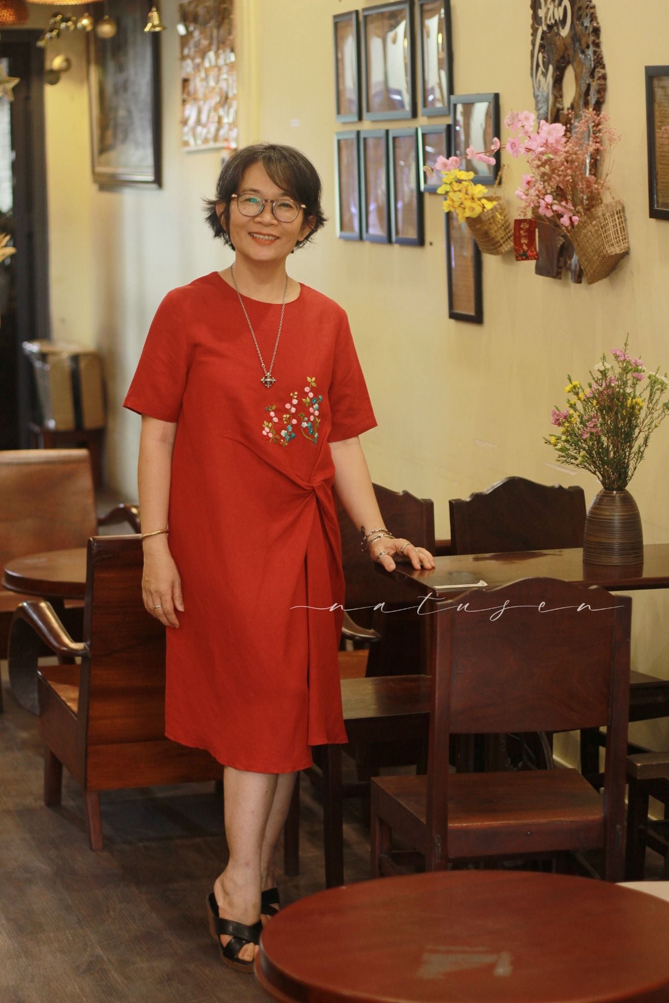  Đầm xoắn eo đỏ thêu Hồng Mai 