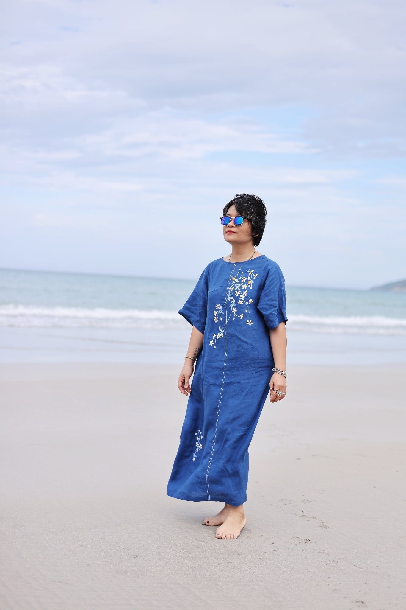  Đầm suông linen xanh bíc thêu tay Xuyến Chi 
