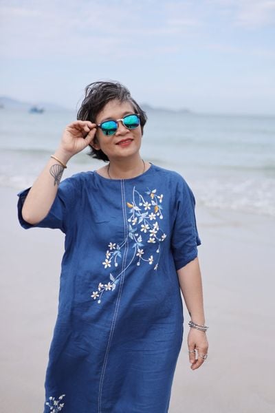  Đầm suông linen xanh bíc thêu tay Xuyến Chi 