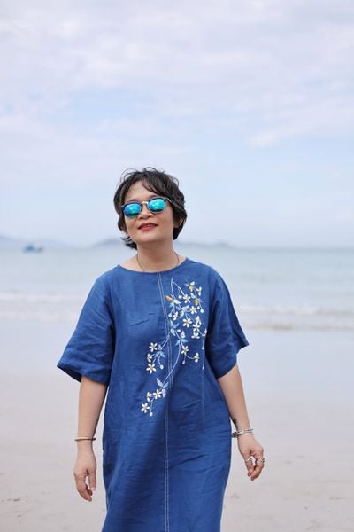  Đầm suông linen xanh bíc thêu tay Xuyến Chi 