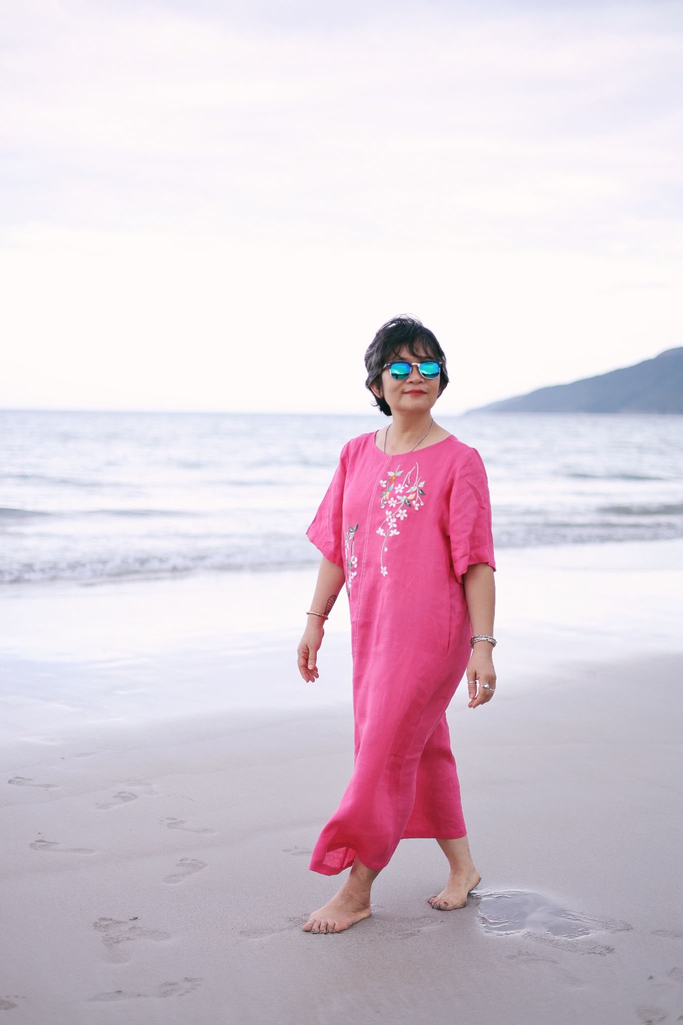  Đầm suông linen hồng phấn thêu tay Xuyến Chi 