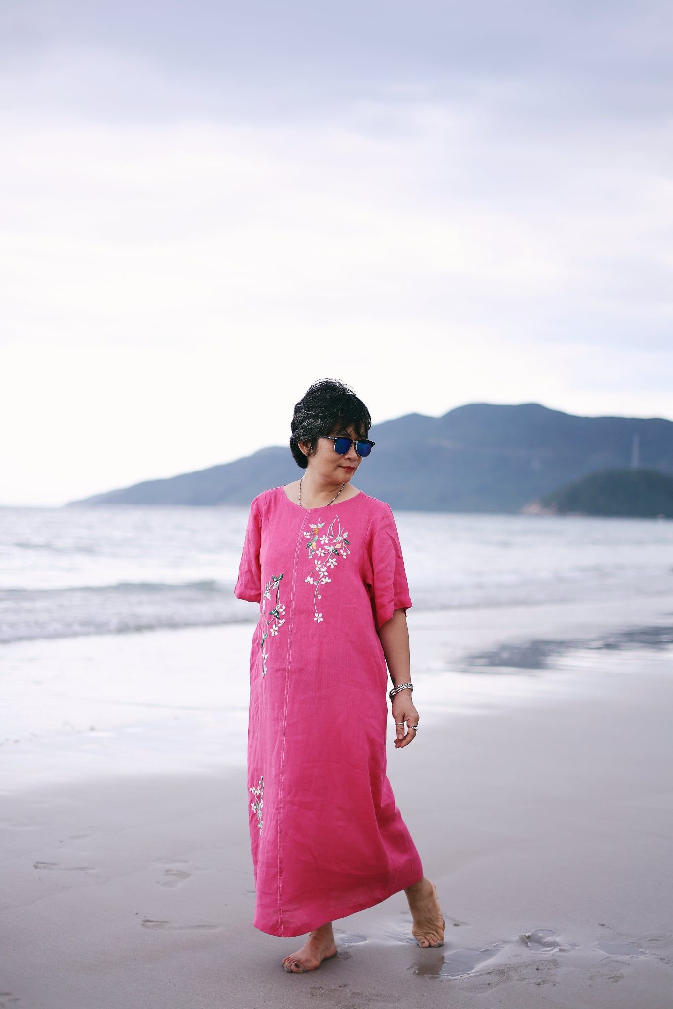  Đầm suông linen hồng phấn thêu tay Xuyến Chi 