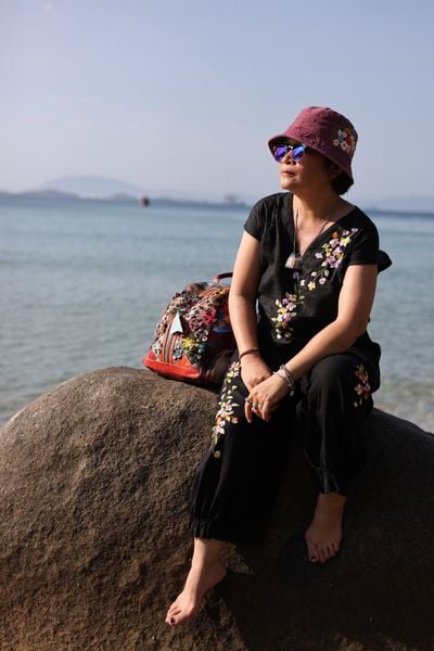  Áo crop V thêu tay Hoa Pansee 