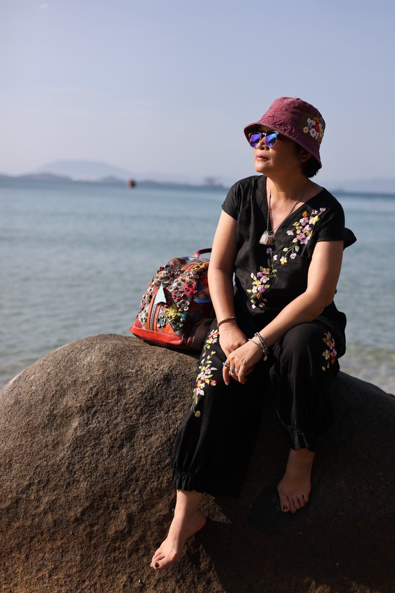  Áo crop V thêu tay Hoa Pansee 