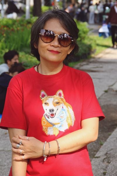  Áo thun Đỏ thêu tay Aloka Dog 