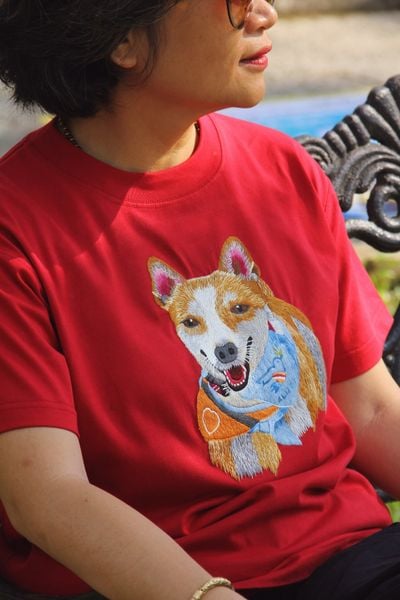  Áo thun Đỏ thêu tay Aloka Dog 