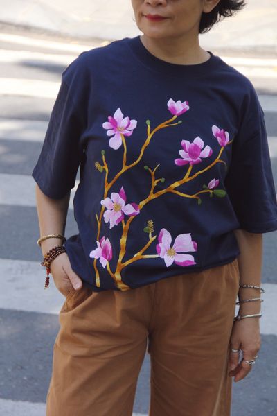  Áo thun Xanh navy thêu tay Hoa Mộc Lan 