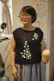  Áo linen xanh đen tay nhúng thêu tay Cỏ cúc 