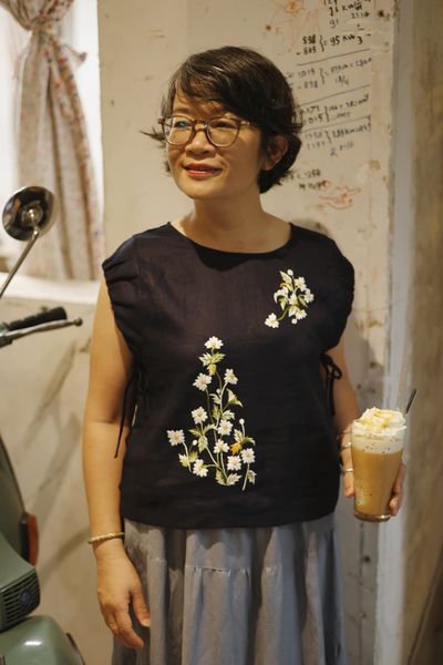  Áo lửng linen xanh đen tay nhúng thêu tay Cỏ cúc 
