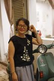  Áo linen xanh đen tay nhúng thêu tay Cỏ cúc 