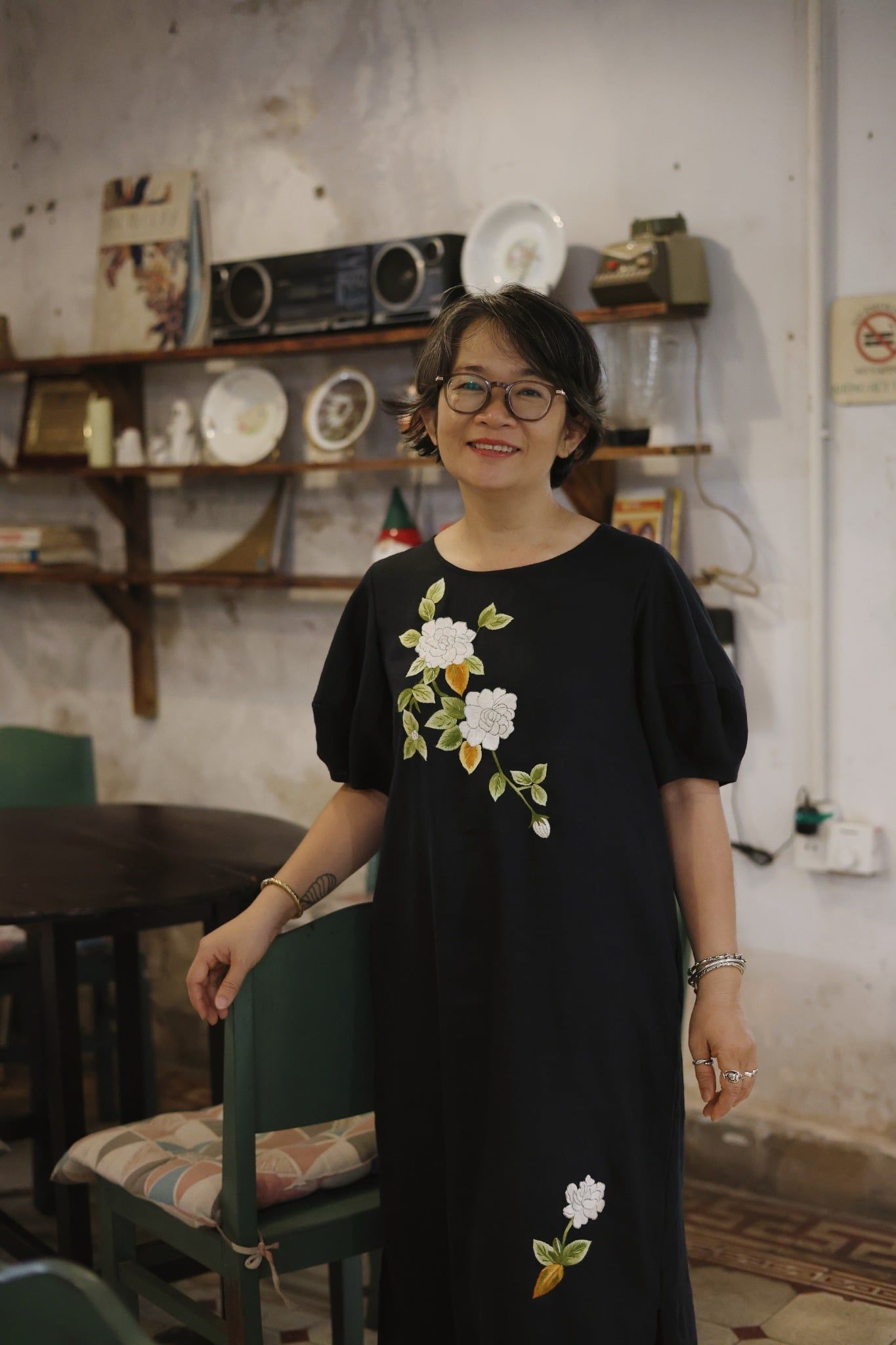  Đầm linen đen tay kẹo thêu tay Bạch Thiên Hương 