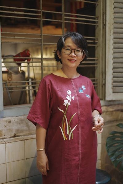  Đầm linen suông đỏ rượu thêu tay Lan bướm 
