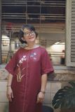  Đầm linen suông đỏ rượu thêu tay Lan bướm 