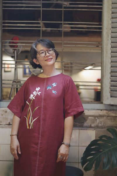  Đầm linen suông đỏ rượu thêu tay Lan bướm 