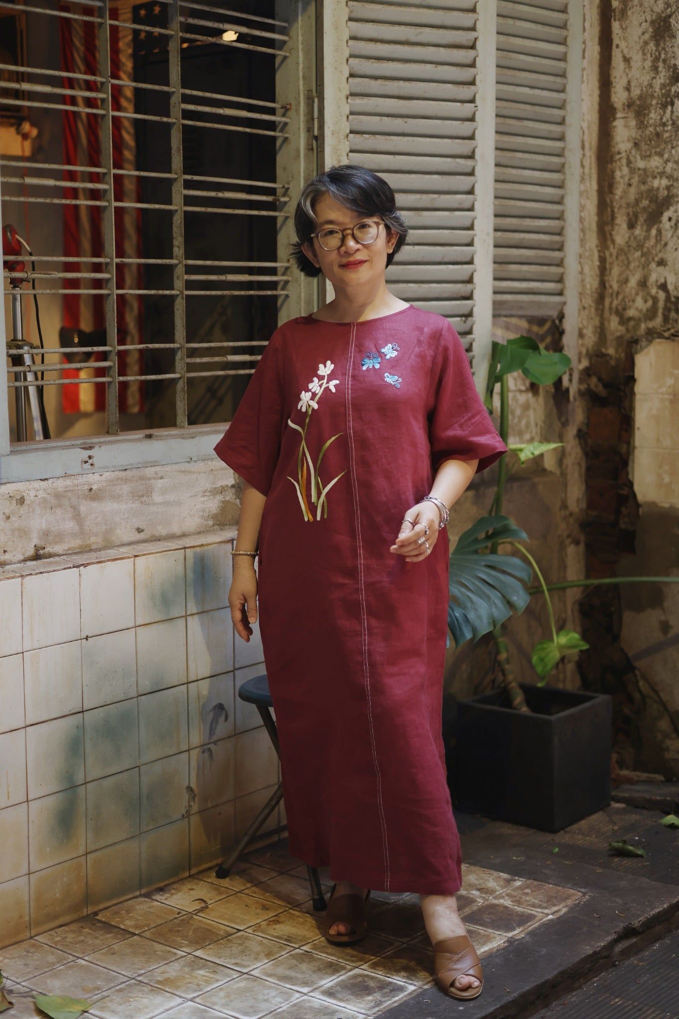  Đầm linen suông đỏ rượu thêu tay Lan bướm 