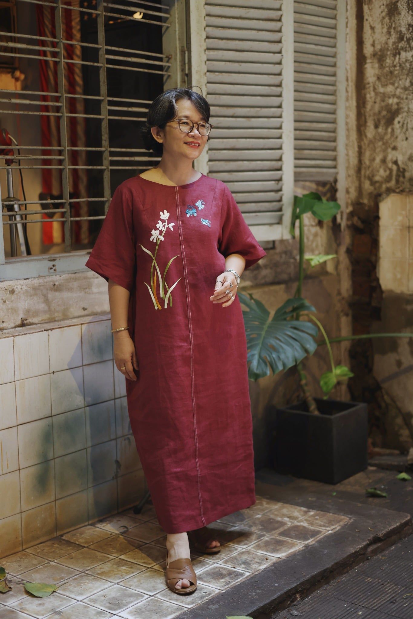  Đầm linen suông đỏ rượu thêu tay Lan bướm 