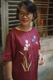  Đầm linen suông đỏ rượu thêu tay Lan bướm 