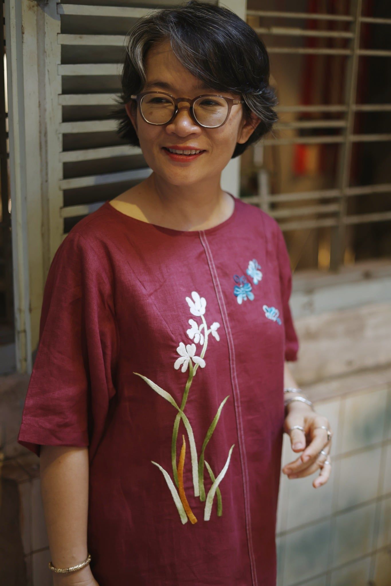  Đầm linen suông đỏ rượu thêu tay Lan bướm 