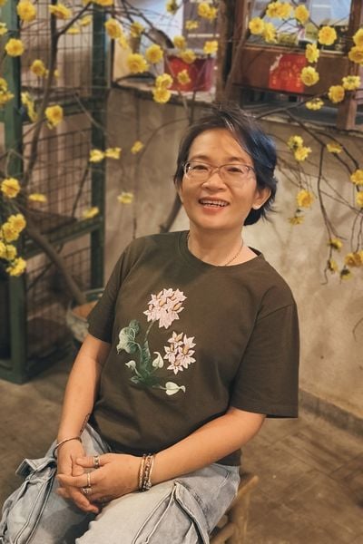  Áo thun Xanh Rêu thêu tay Hoa Lục Bình 