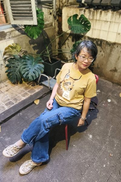  Áo thun vàng Mustard thêu tay Mèo Lynx 