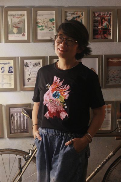  Áo thun đen thêu tay chim Cookatoo 