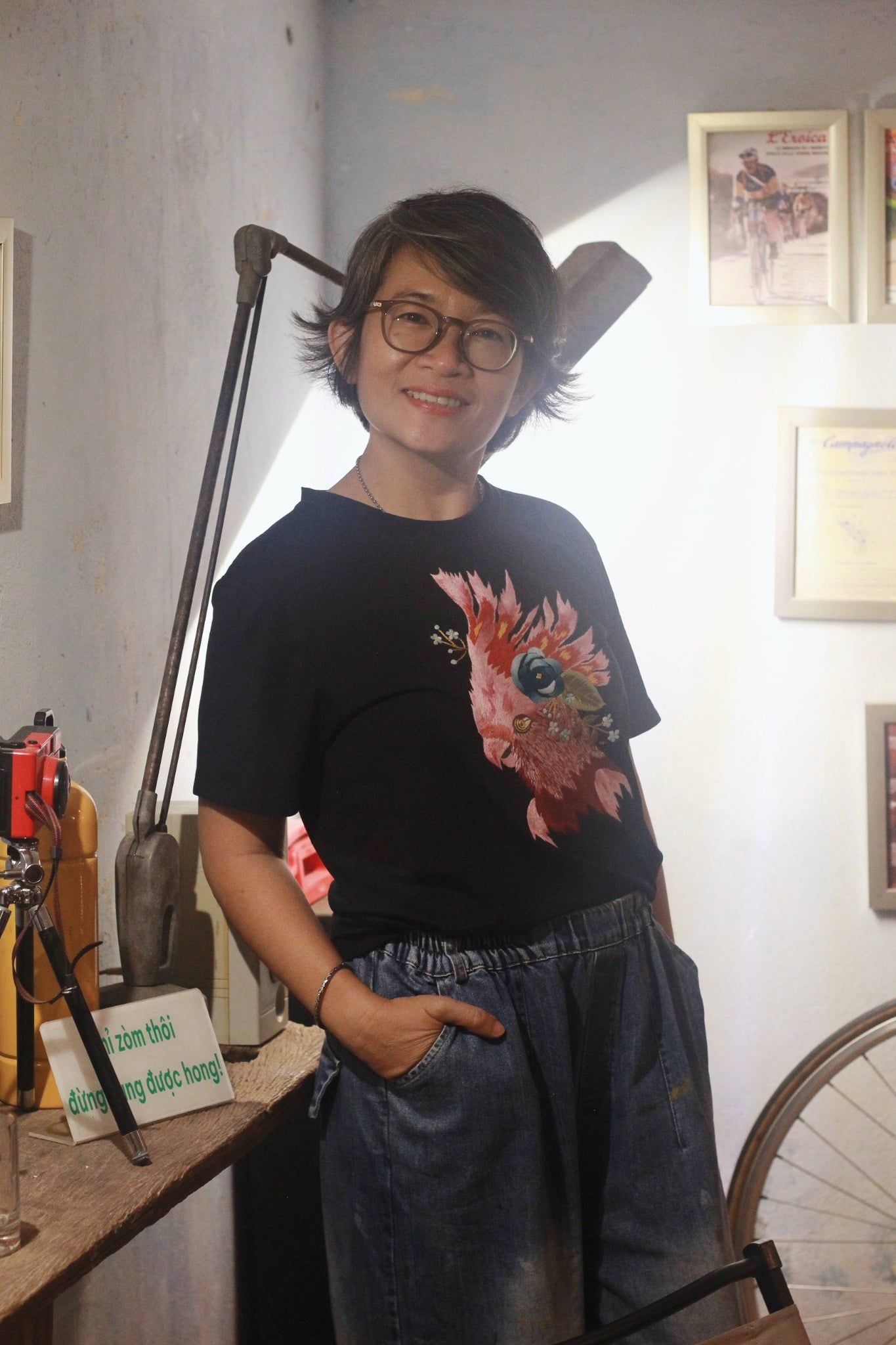  Áo thun đen thêu tay chim Cookatoo 