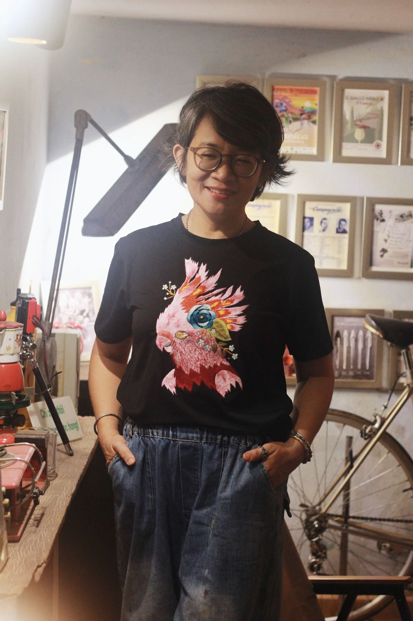  Áo thun đen thêu tay chim Cookatoo 