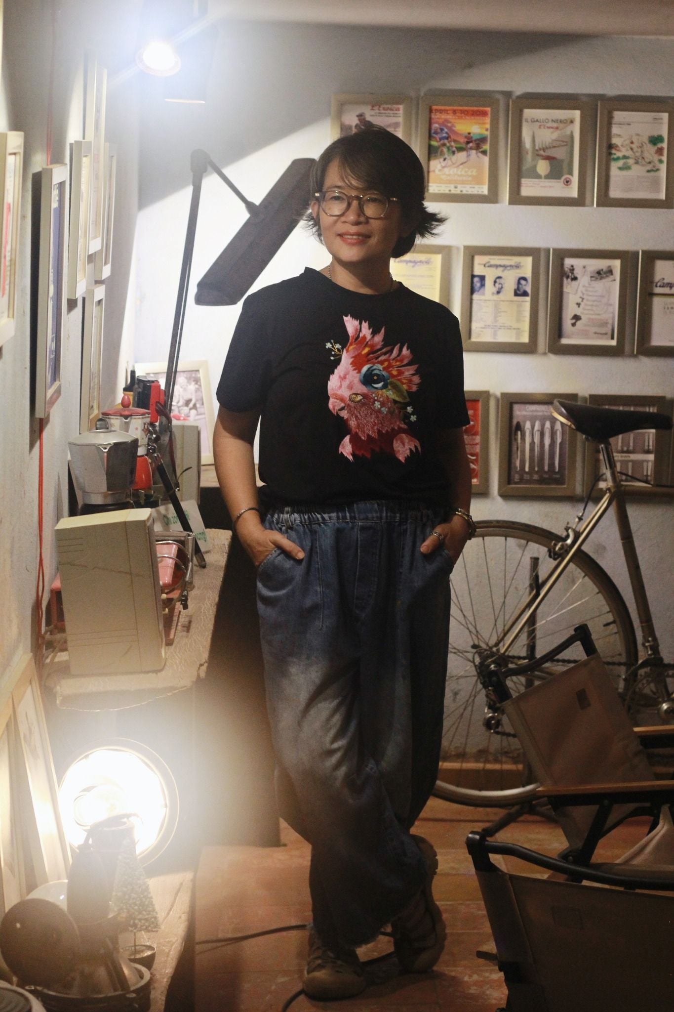  Áo thun đen thêu tay chim Cookatoo 