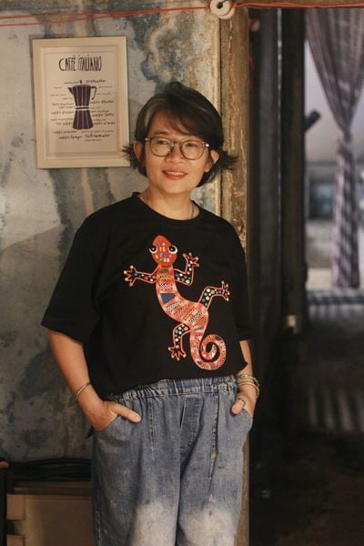  Áo thun đen thêu tay Tắc kè Bi 