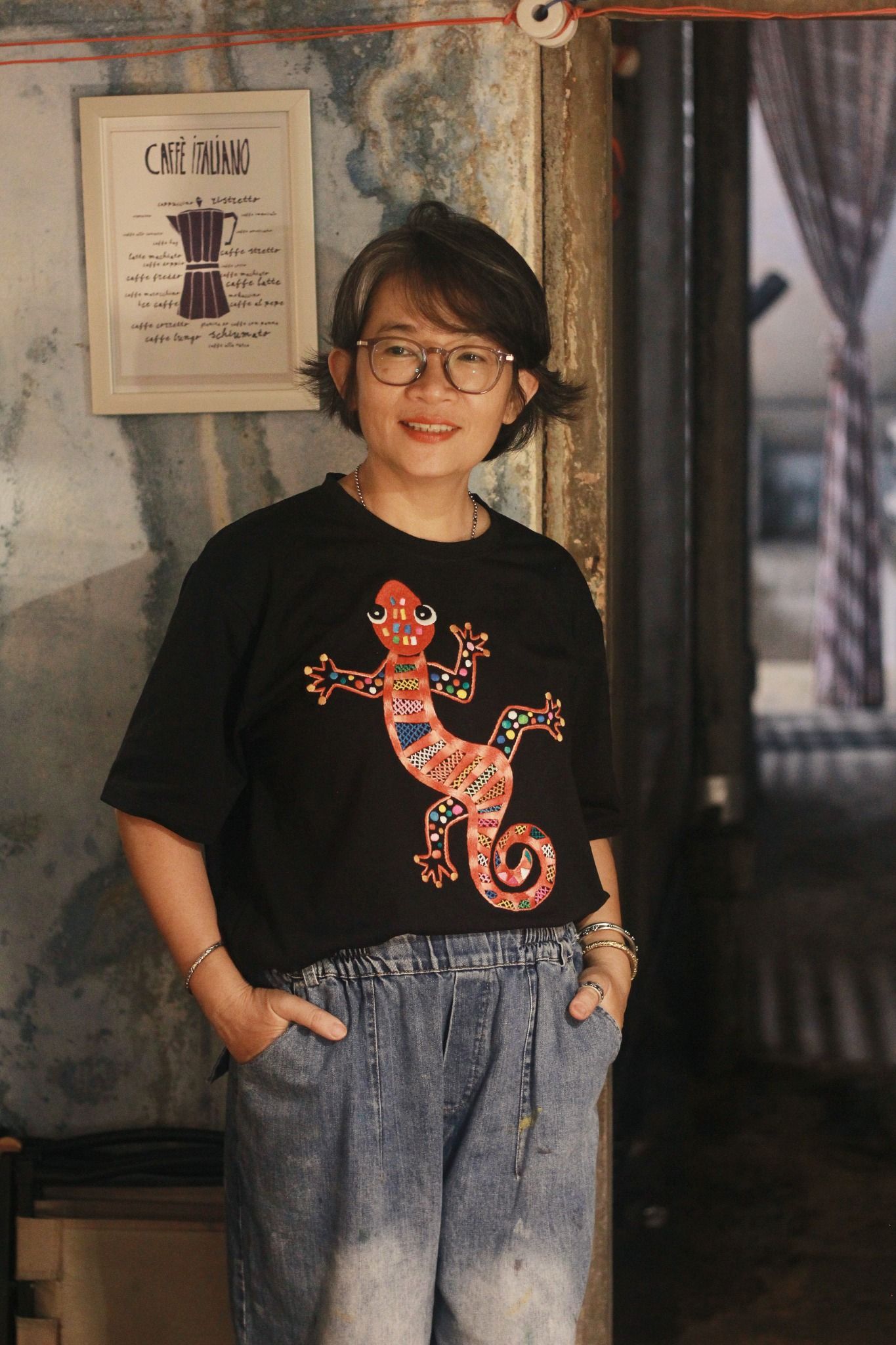  Áo thun đen thêu tay Tắc kè Bi 