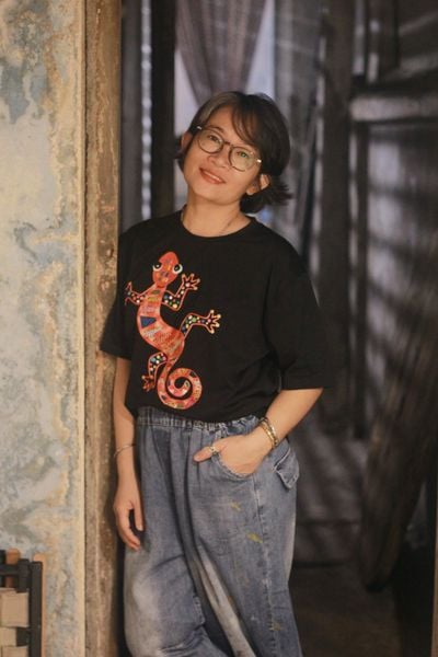  Áo thun đen thêu tay Tắc kè Bi 