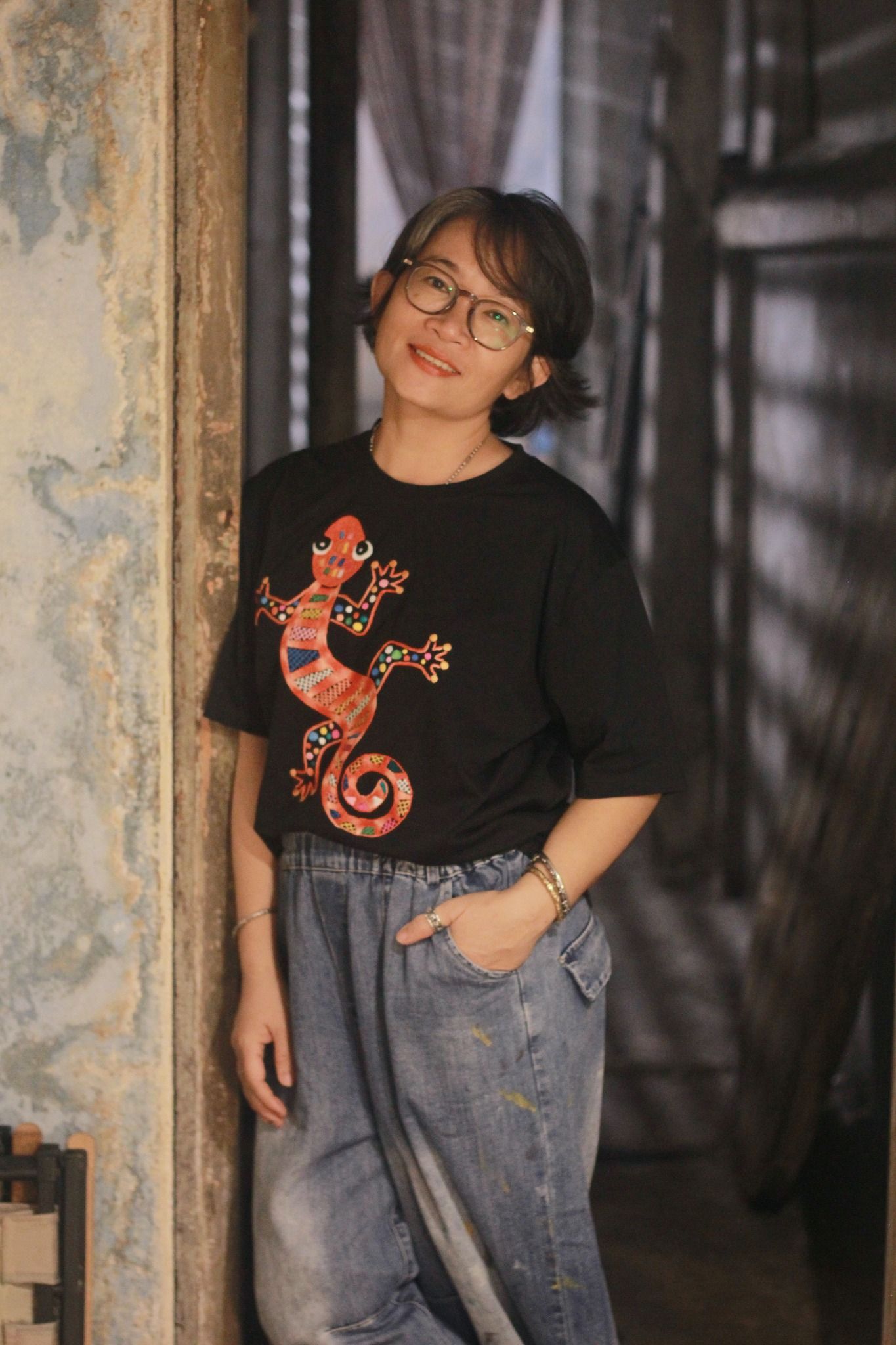  Áo thun đen thêu tay Tắc kè Bi 