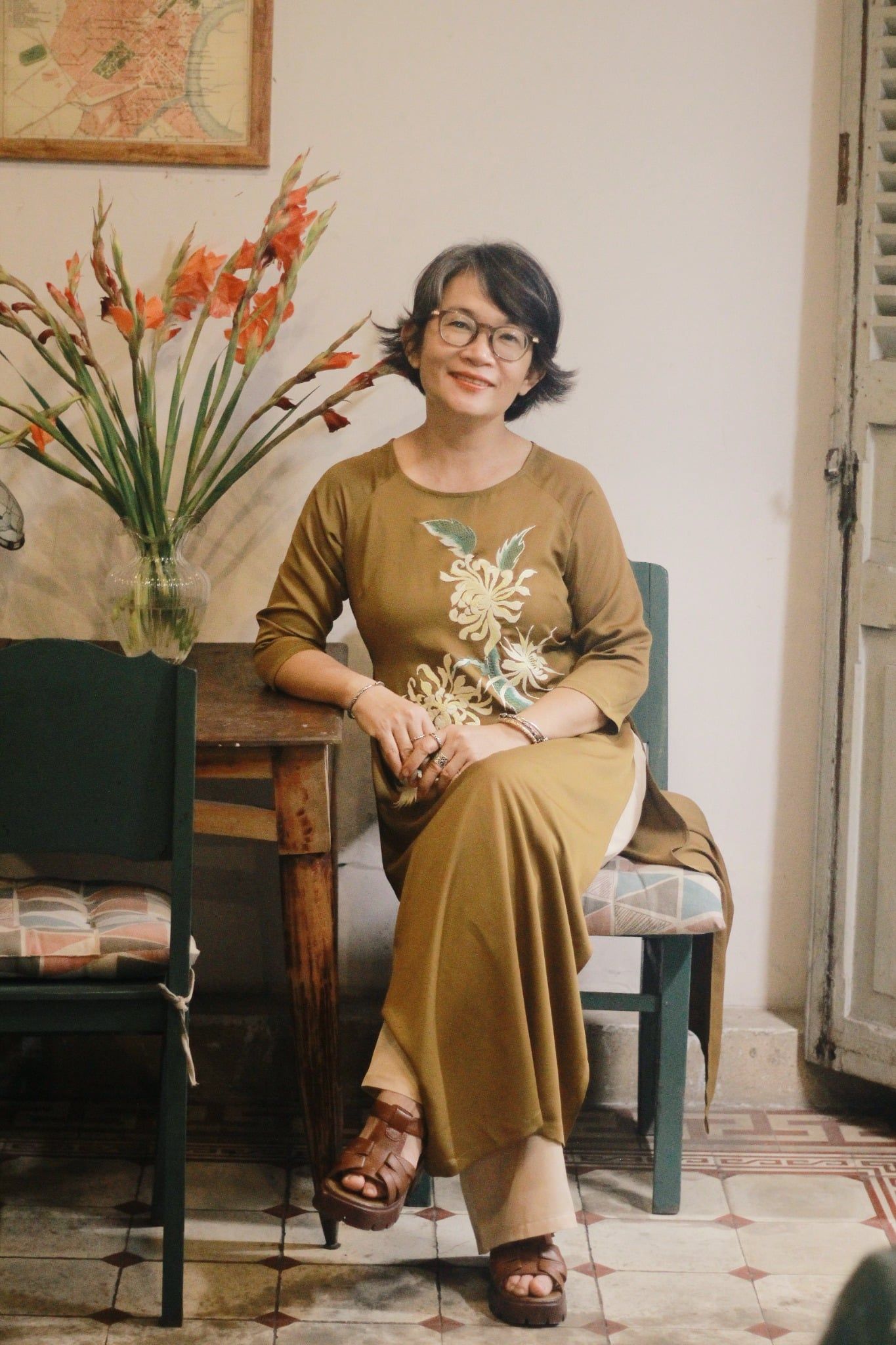  Áo dài lụa vàng đồng thêu tay Cúc Quỳnh 