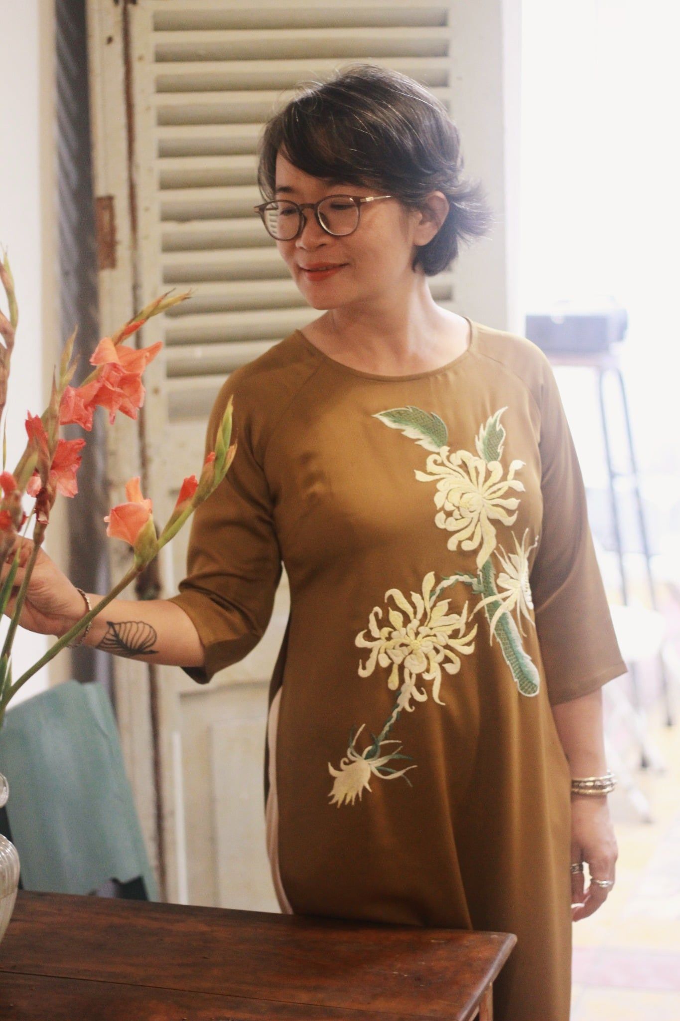  Áo dài lụa vàng đồng thêu tay Cúc Quỳnh 