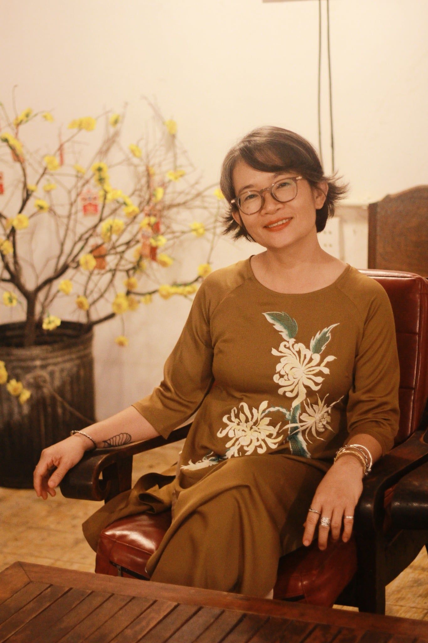  Áo dài lụa vàng đồng thêu tay Cúc Quỳnh 