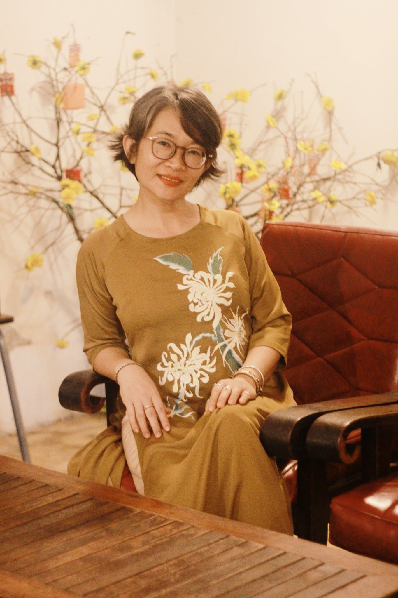  Áo dài lụa vàng đồng thêu tay Cúc Quỳnh 