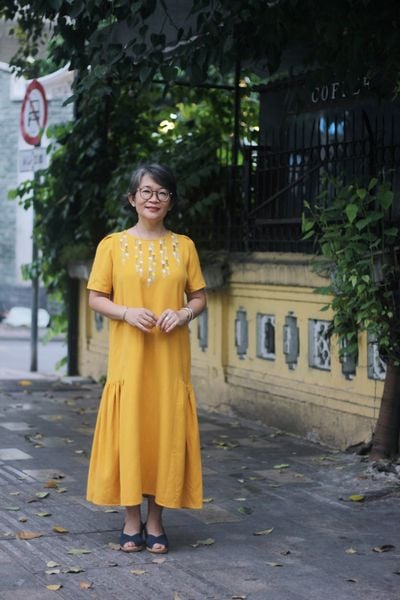  Đầm Remifa vàng thêu tay hoa mắc cỡ 