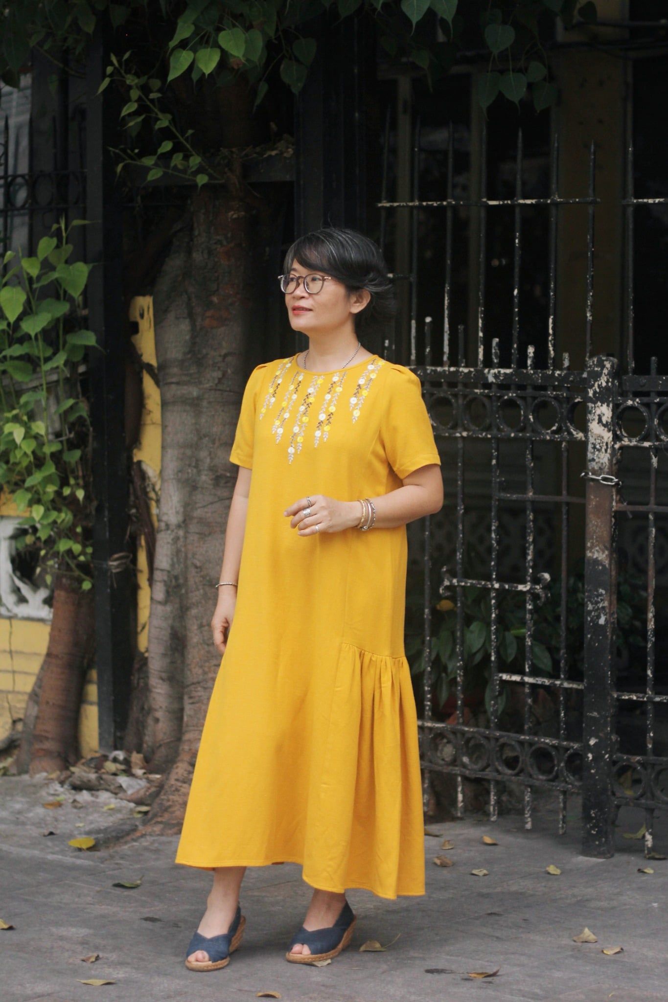  Đầm Remifa vàng thêu tay hoa mắc cỡ 