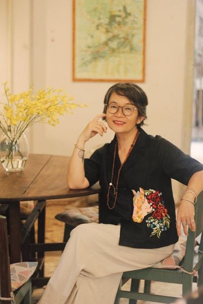  Áo cổ vest thêu tay Tiểu mã bách hoa - Đen 