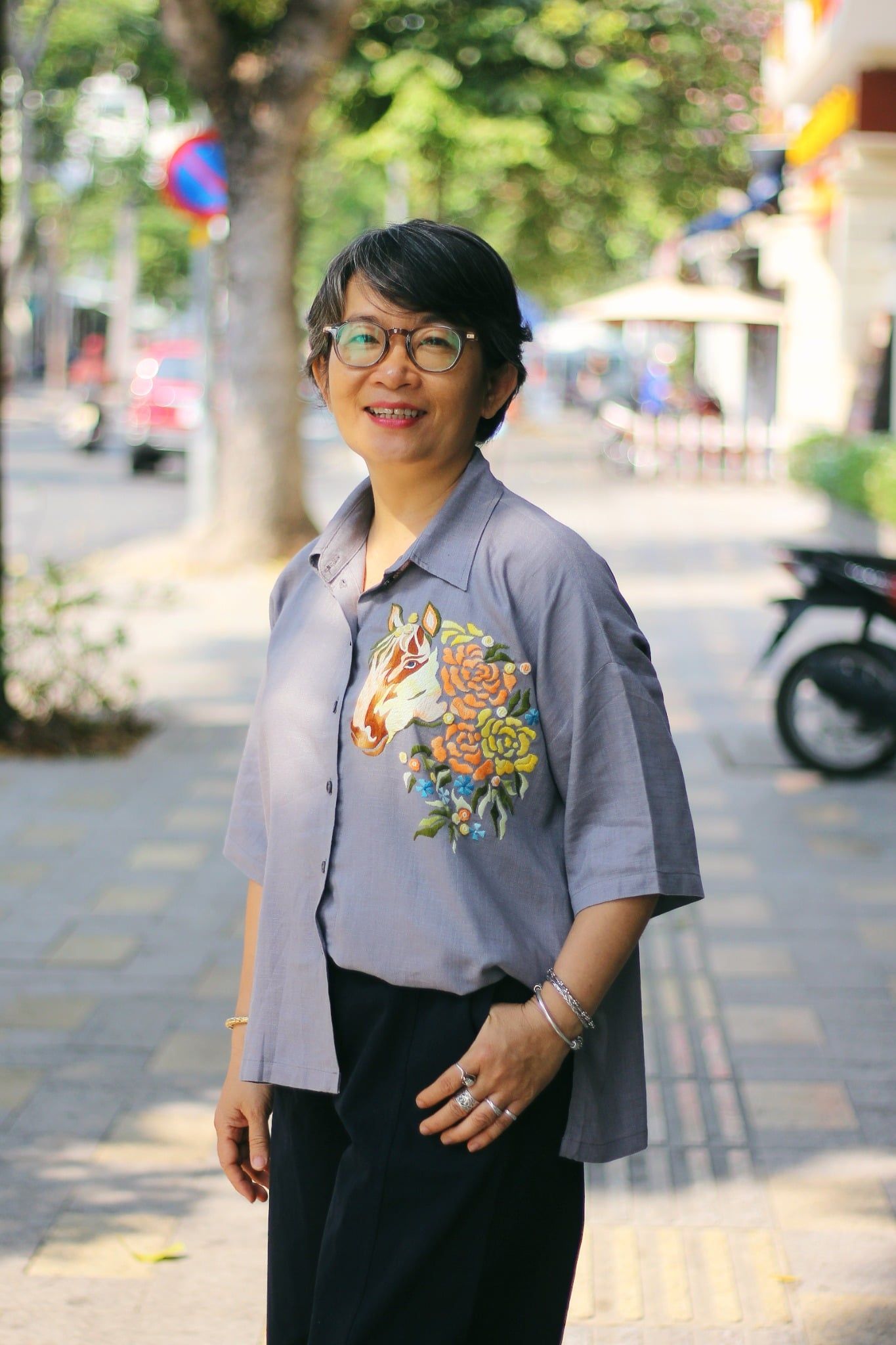  Áo chemise tay vuông xám thêu tay Tiểu Mã 