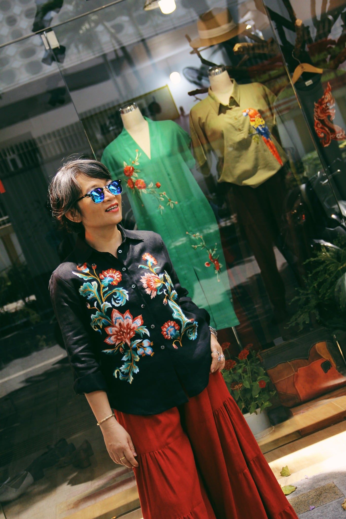  Áo chemise Đen thêu tay Heart Jacobean 
