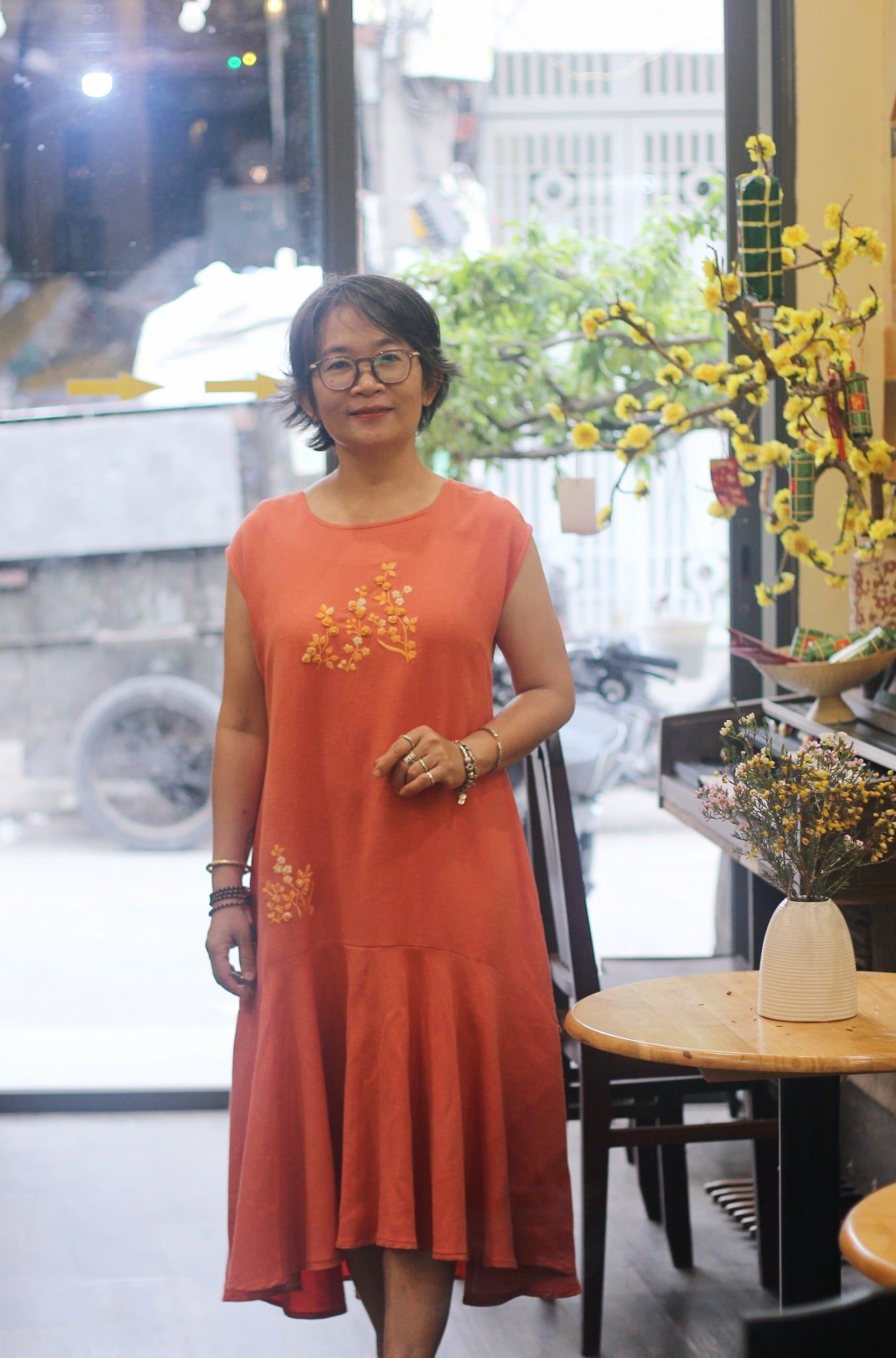  Đầm Oreno cam thêu tay Hồng Mai 