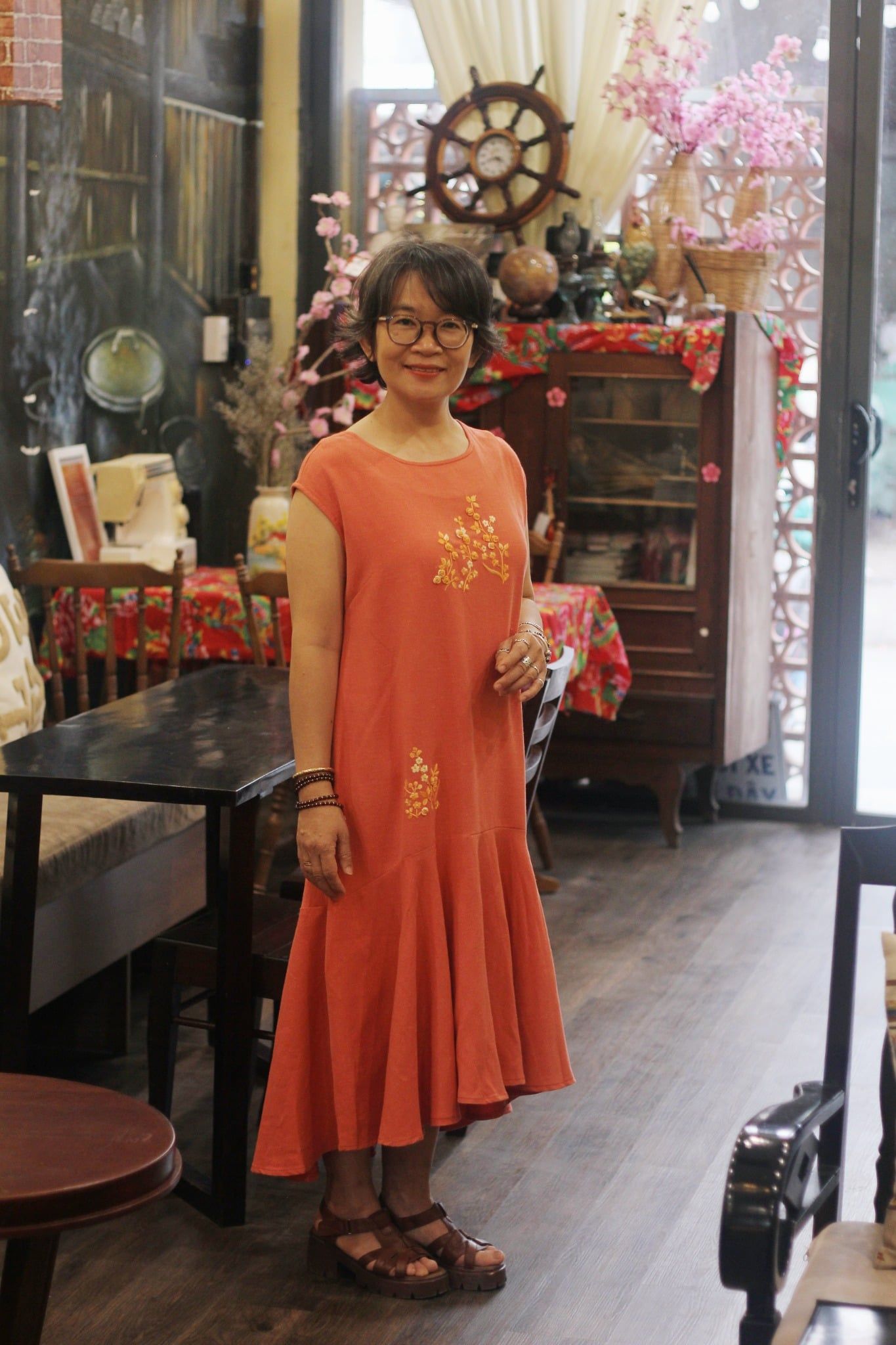  Đầm Oreno cam thêu tay Hồng Mai 