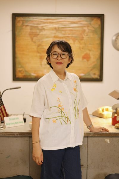  Áo linen trắng sữa thêu tay Lan Bướm 