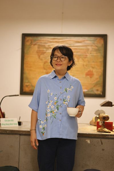  Áo chemise xanh biển thêu tay Xuyến Chi 