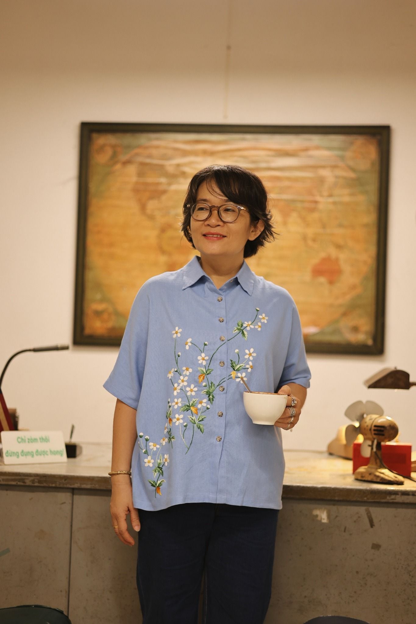  Áo chemise xanh biển thêu tay Xuyến Chi 