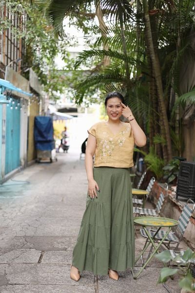  Áo crop V vàng gừng thêu tay Xuyến Chi 